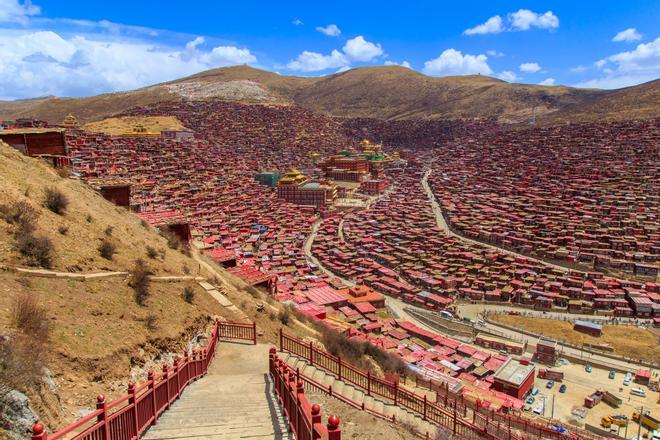 Camino que lleva hacia la ciudad de Larung Gar, con su monasterio central