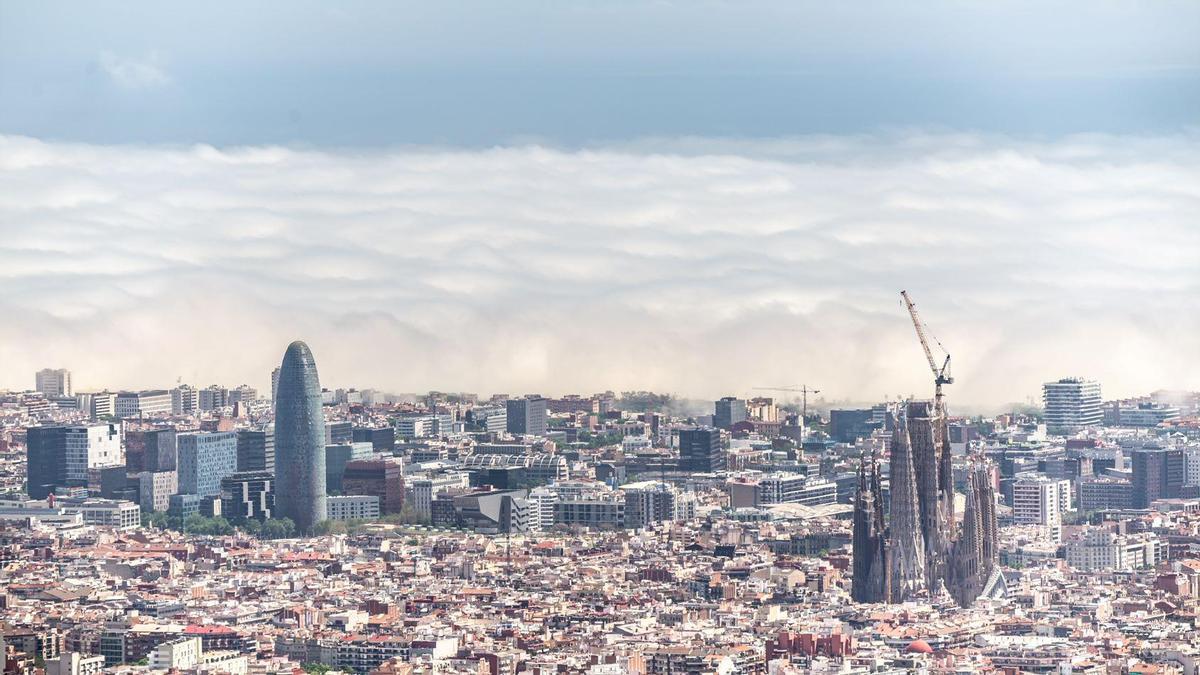Un banco de niebla cubre el cielo de Barcelona