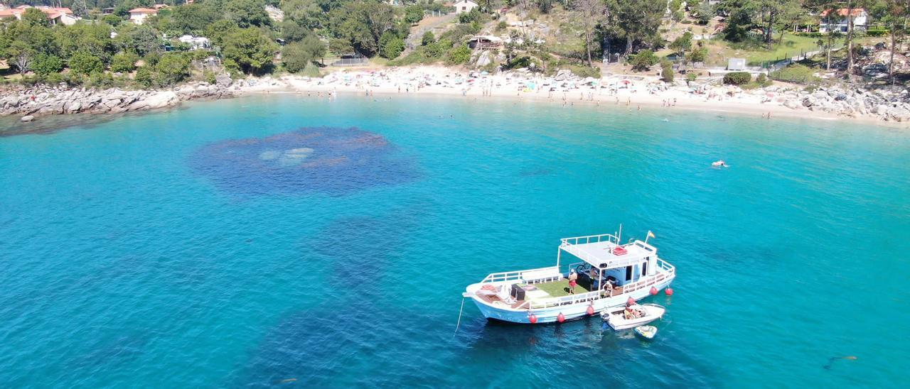 Una vista del balandro &quot;O que faltaba&quot; en una de las playas de la ría de Aldán.