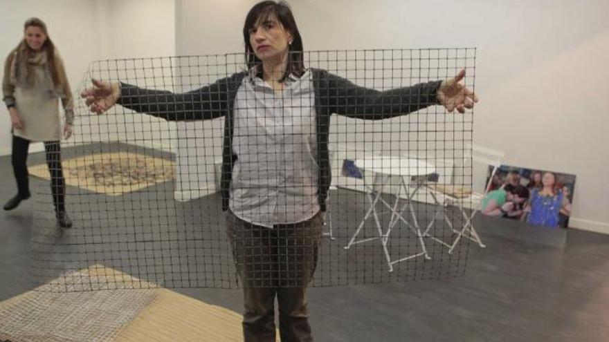 Gema Ramos, en la galería Gema Llamazares, montando «Lo que estoy viviendo. Proceso 2».