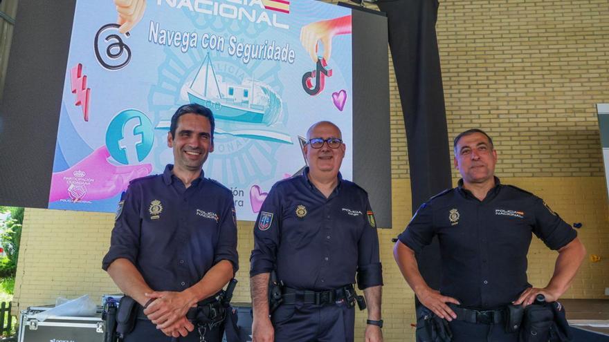 Los tres agentes que participaron en la actividad del Arealonga. | Iñaki Abella