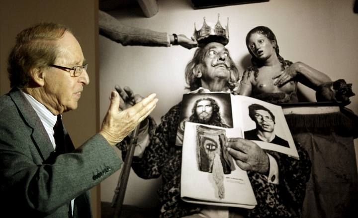 El fotógrafo español Alberto Schommer ante un retrato del pintor Salvador Dalí, durante el recorrido a la primera gran retrospectiva que el Museo de Bellas Artes de Bilbao le dedicó en 2010.