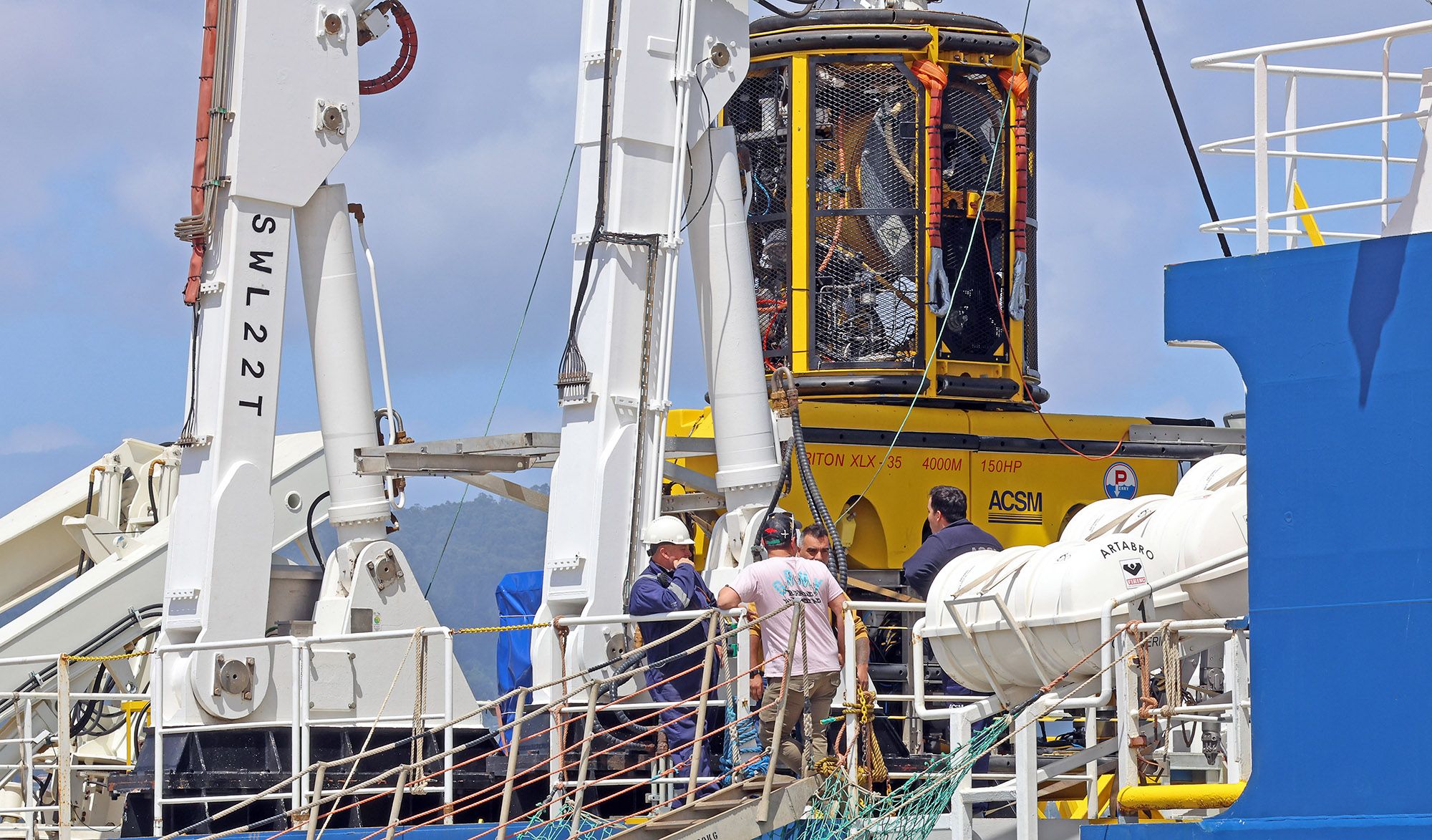 Tripulación en la cubierta del “Ártabro” con los robots “Triton”, con los que buscarán los restos del barco