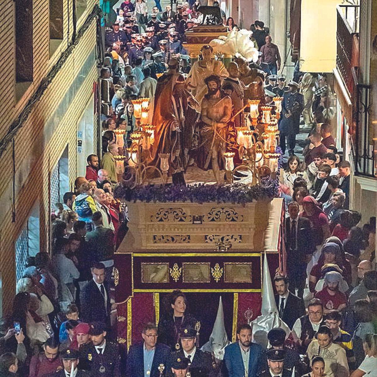 El Martes Sanro procesiona nuestro Padre Jesús Ecce Homo, una imagen de Jesús Preso del siglo XVII atribuida a Alonso Mena.