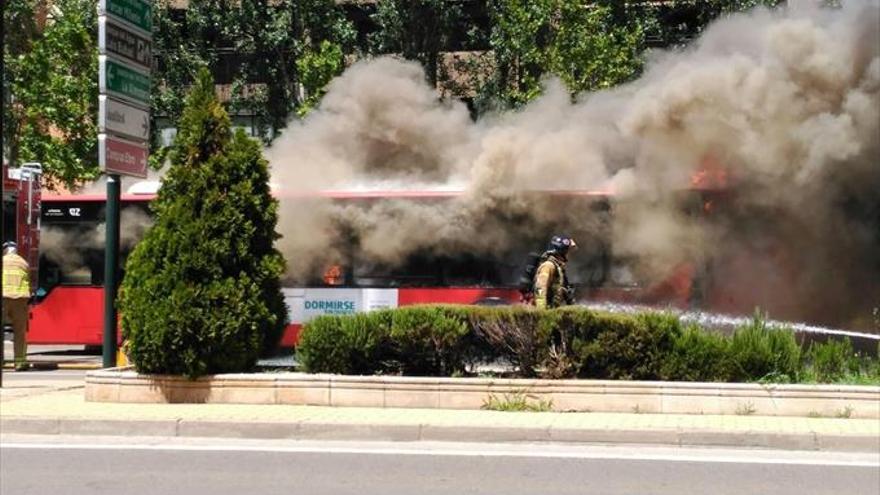 Un autobús de 15 años se incendia en el Actur con 12 viajeros a bordo