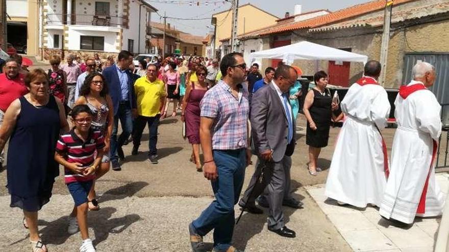 Vecinos, veraneantes y forasteros participan en la procesión de san Esteban.