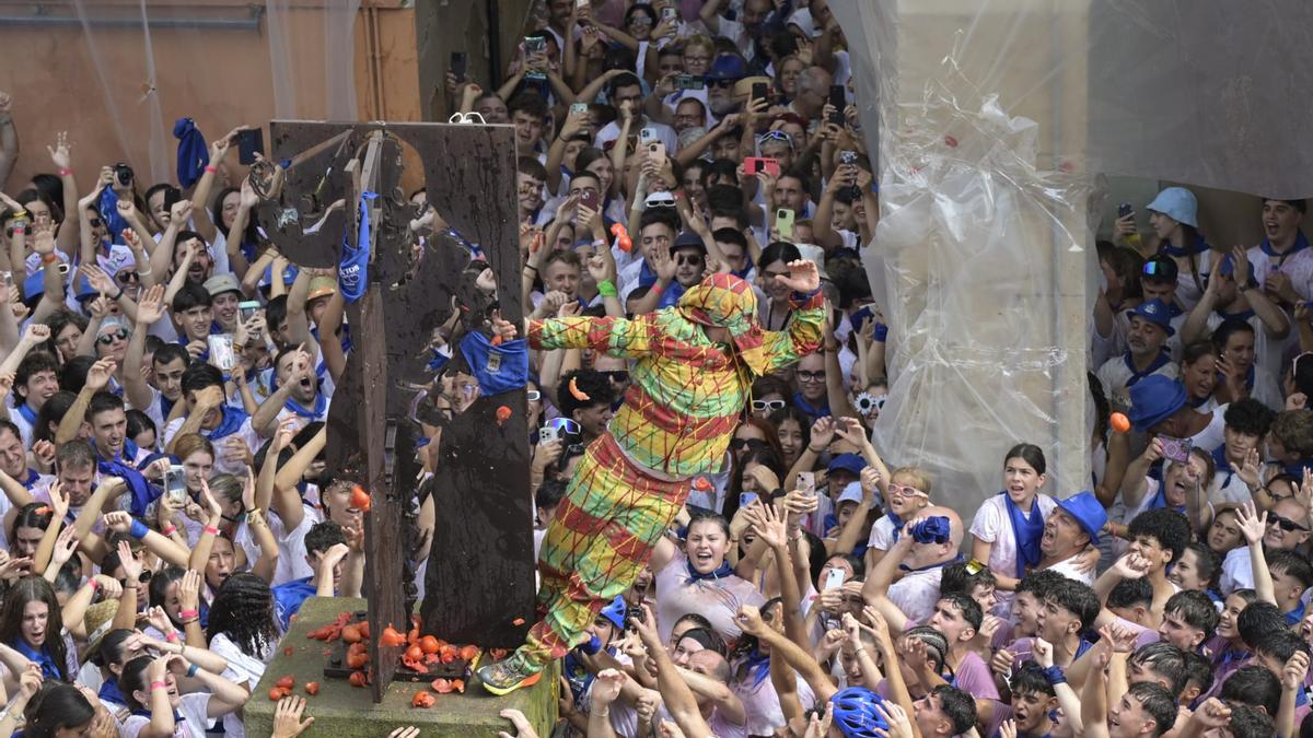 El Cipotegato encaramado al monumento en la plaza de España de Tarazona, el año pasado.