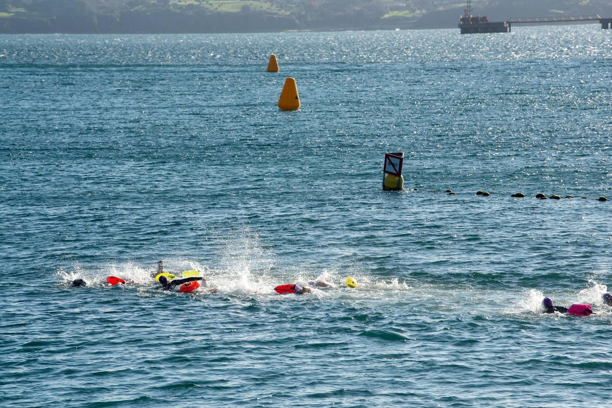 A Coruña desafía al frío y al mar para visibilizar la ELA