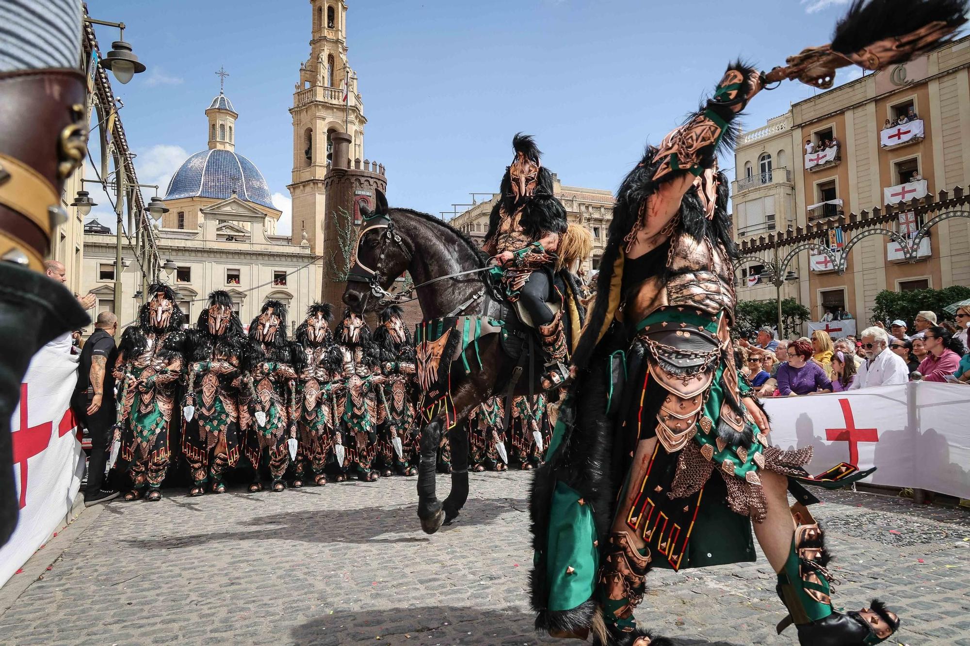 Alcoy se entrega al espectáculo de las tropas cristianas