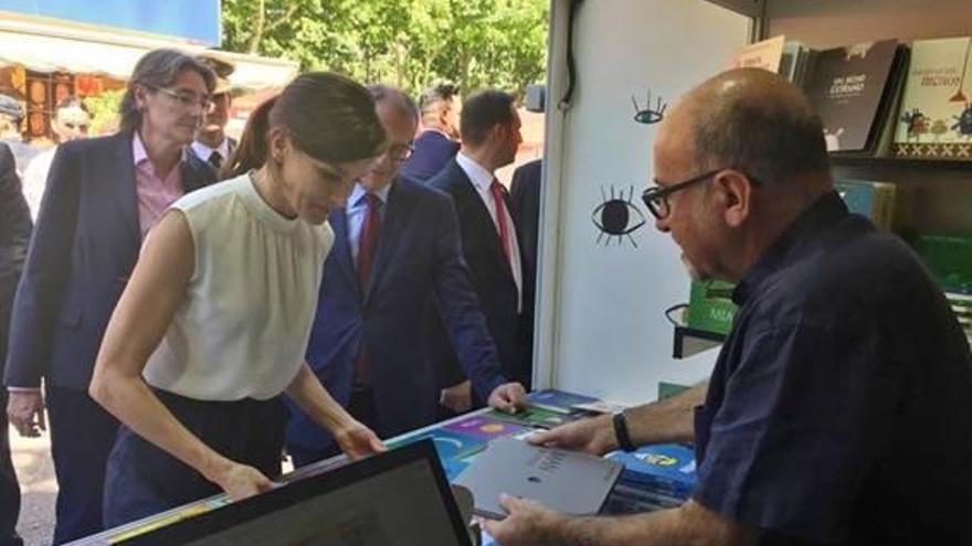 La reina Letizia visita Kalandraka en la inauguración de la Feria del Libro de Madrid