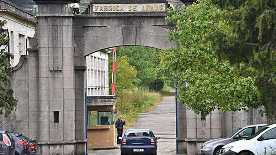 Un vehículo de la delegación de Defensa en Galicia entra en la fábrica de armas en mayo.