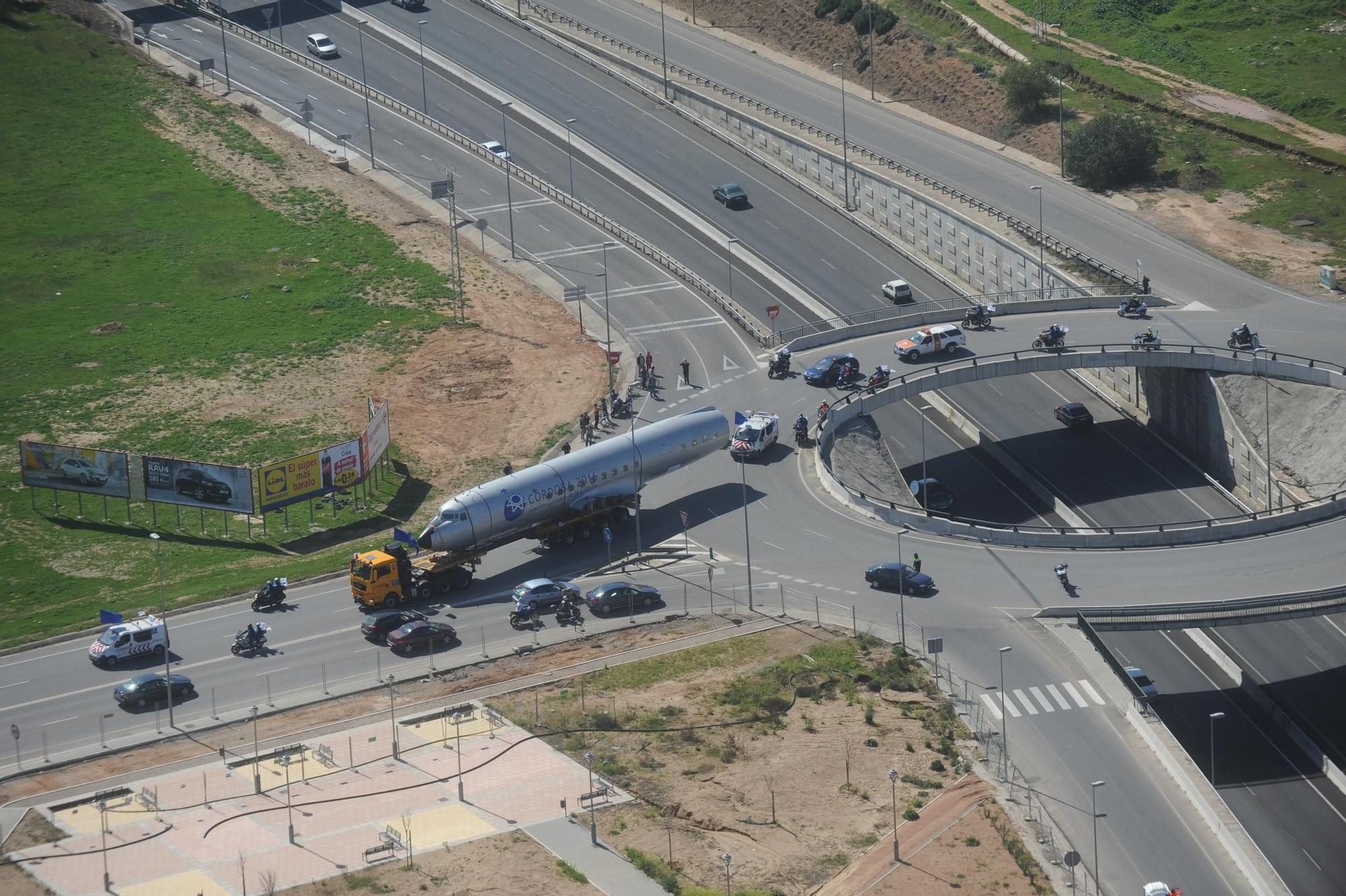 Así fue el multitudinario traslado del avión de Miraflores por el centro de Córdoba