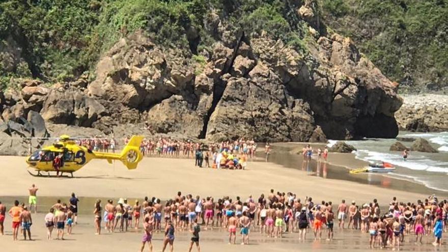 Rescatan a un avilesino que cayó al agua mientras pescaba pulpo en Cueva (Cudillero)