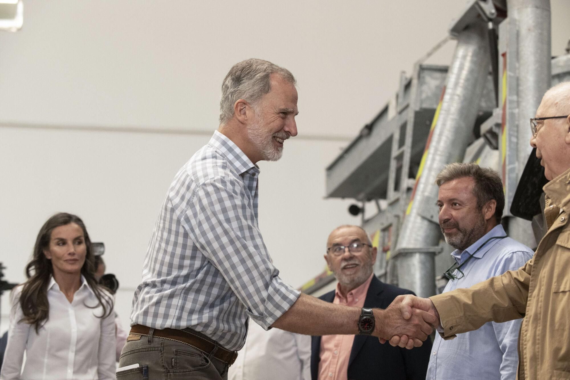 VERÍN (OURENSE), 28/08/2025.- Los reyes Felipe VI y Letizia durante su visita al Centro de Coordinación del Distrito Forestal XIV de Verín (Ourense), este jueves, para conocer de primera mano los daños causados por los incendios forestales en la provincia gallega y saludar a los efectivos que participaron en las tareas de extinción. EFE/ Brais Lorenzo