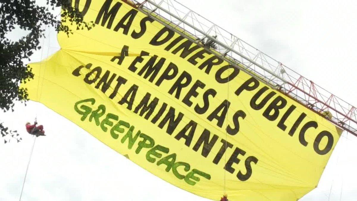 Greenpeace despliega una pancarta contra las ayudas a los vehículos contaminantes