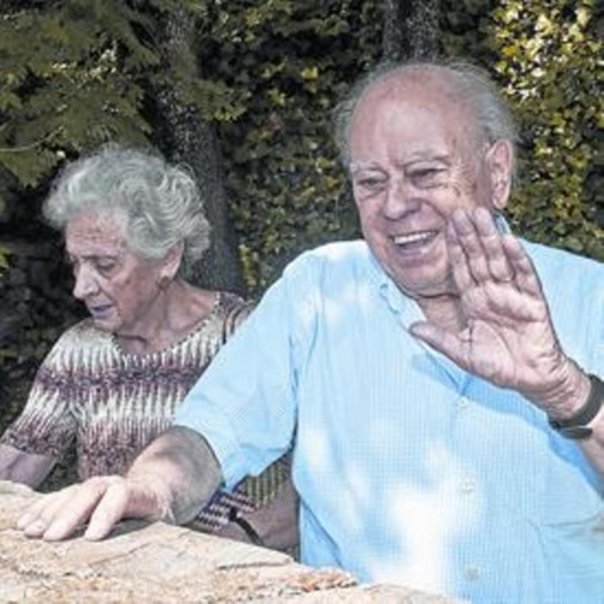 Retir vacacional 8 Jordi Pujol i Marta Ferrusola, a la casa de Queralbs (Ripollès), l’agost passat. Retir vacacional 8 Jordi Pujol i Marta Ferrusola, a la casa de Queralbs (Ripollès), l’agost passat.