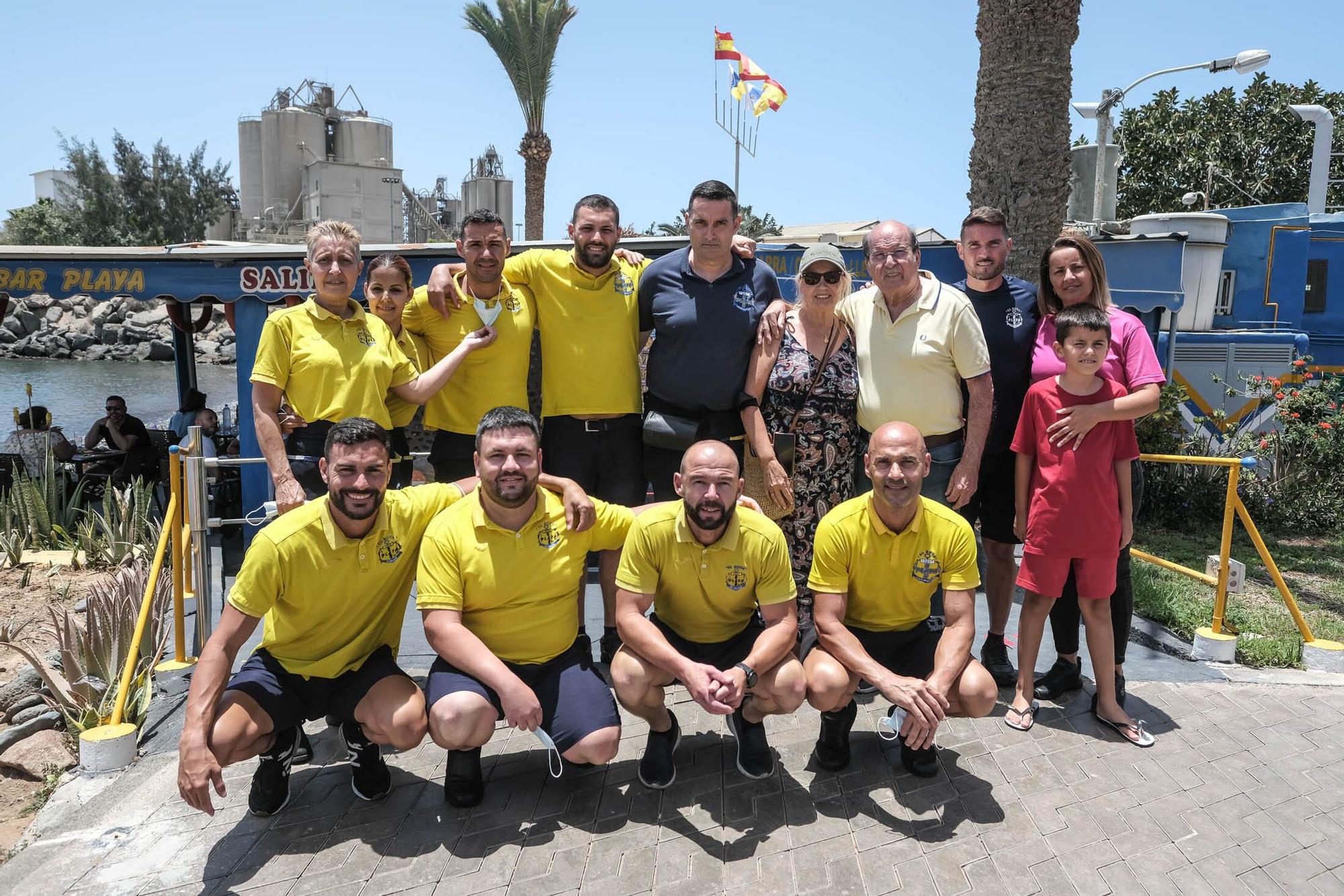 Juan Moreno Artiles junto a su familia y trabajadores del Bar Playa El Boya.