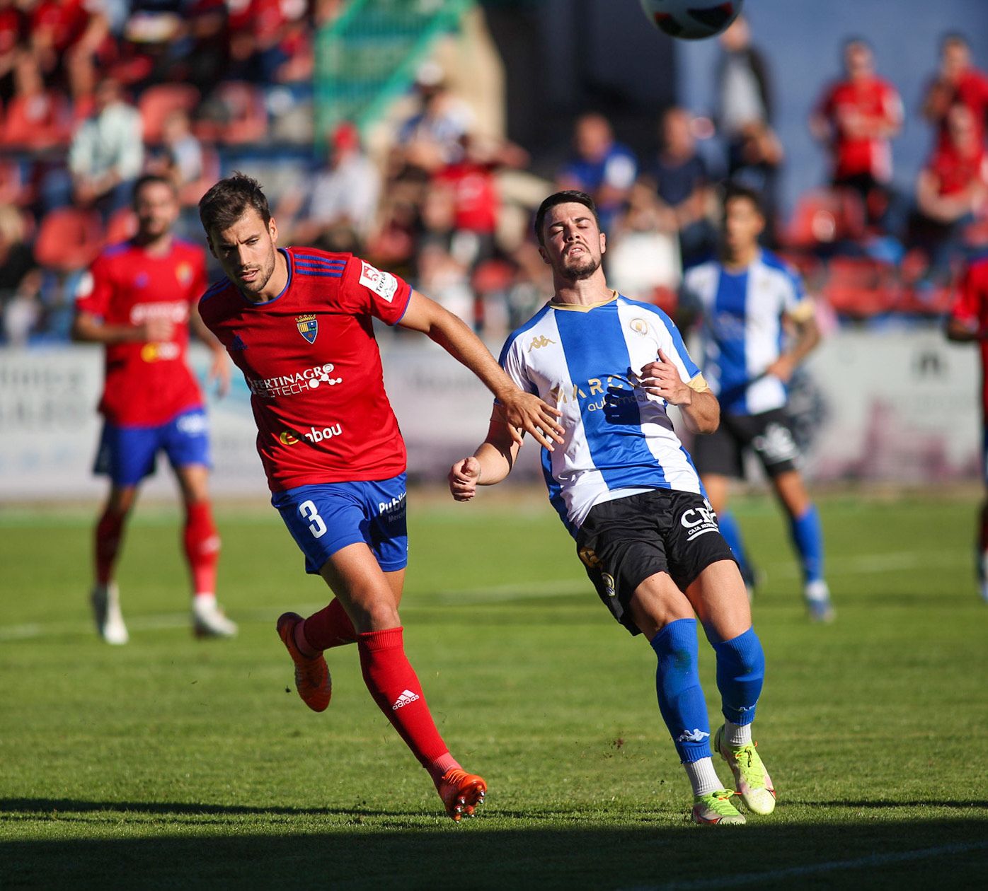 Alvarito no llega a un balón después de ganar por velocidad a su par.