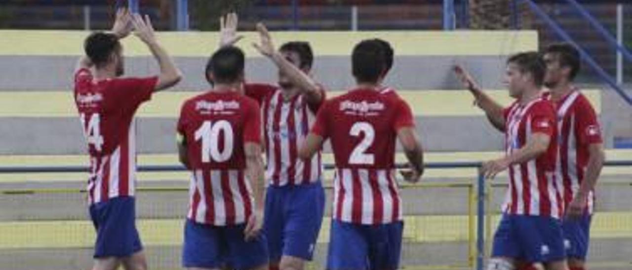 Los jugadores de la UE l&#039;Alcúdia celebran un tanto.