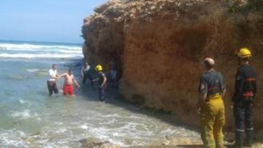 Rescatan a un padre y su hijo atrapados por el oleaje de la Playa de La Zenia