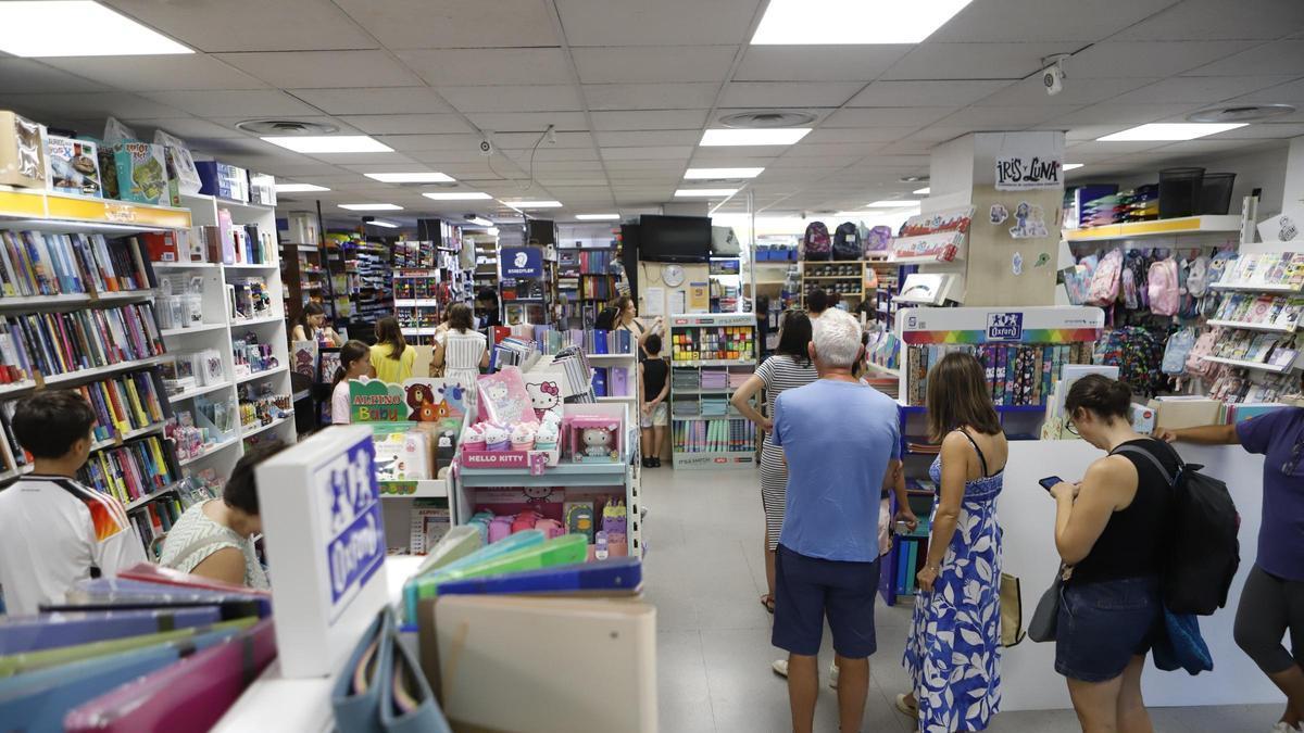 Fila en una papelería de Zaragoza para comprar material para la vuelta al cole, este miércoles.