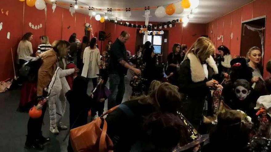 Niños y adultos disfrutan de la fiesta de Halloween en el liceo.