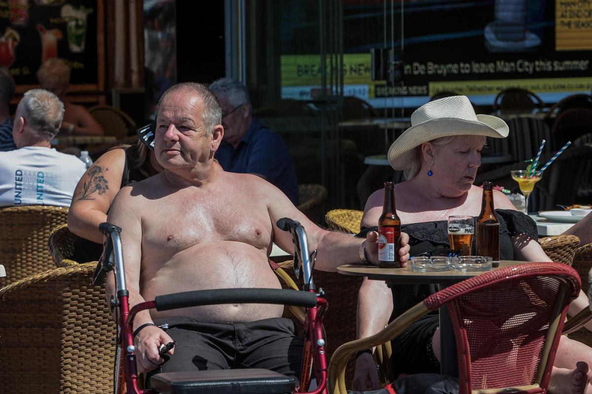 Los turistas toman el sol en las terrazas de Benidorm hasta quemarse la piel