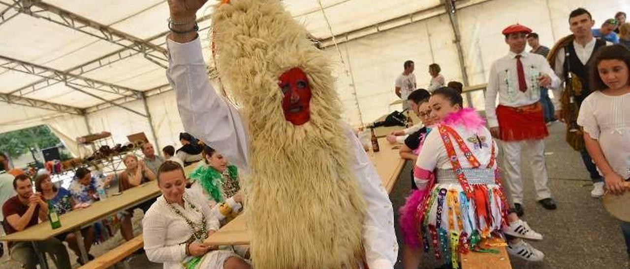 Un Sidro de Valdesoto, en Asturias, escancia una sidra. // G. Santos