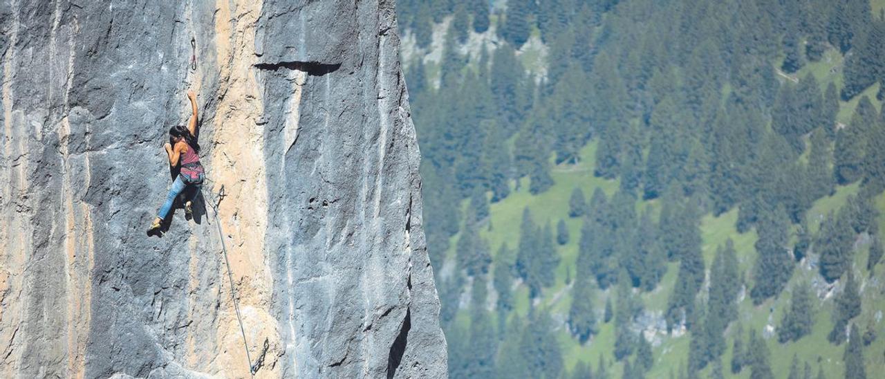 Daila Ojeda escala una de  las paredes del macizo  montañoso de Los Dolomitas, en los Alpes italianos. | BERNARDO GIMÉNEZ