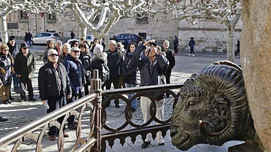 Turistas en la plaza de Viriato.