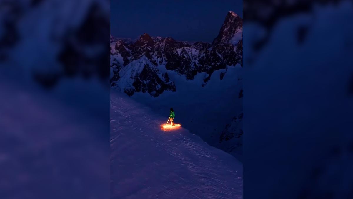 Espectaculares imágenes de un hombre descendiendo el Mont Blanc con unos esquís luminosos
