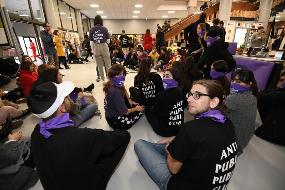 Sentada y performance feministas en el campus de Pontevedra