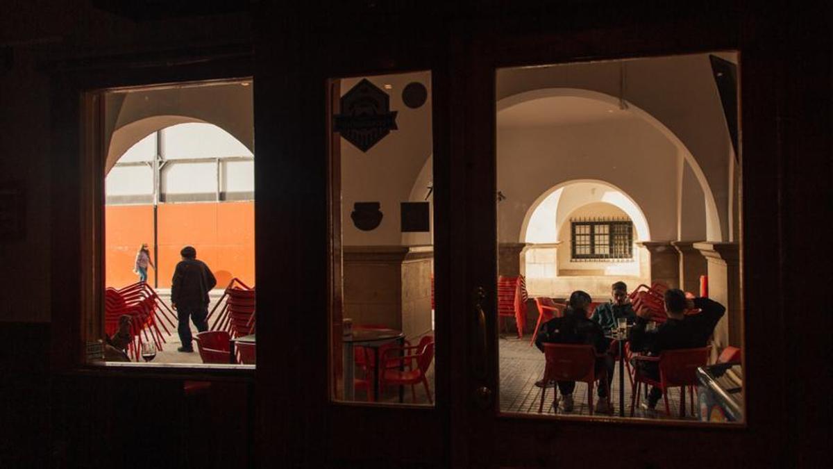 Vista de la terraza de un bar en el pueblo nuevo.