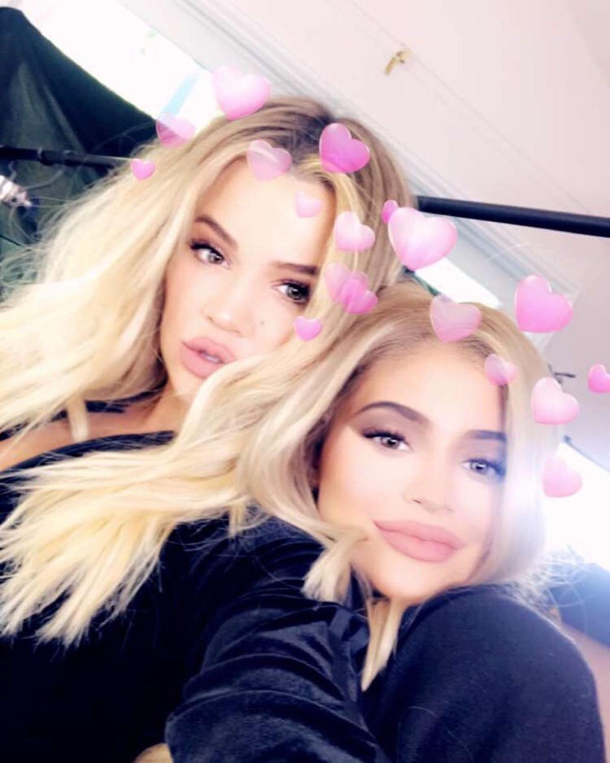 Khloé Kardashian y Kylie Jenner posan