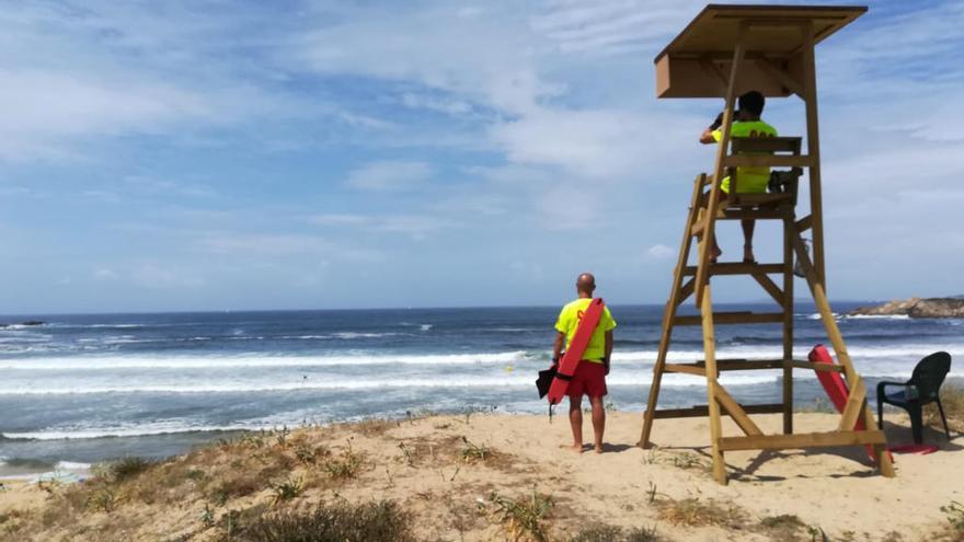 Socorristas en A Lanzada, este verano // FdV