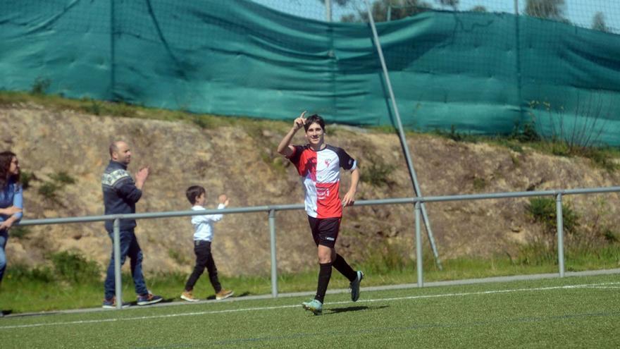 Lucas Aguín celebra el tercer tanto del Arosa juvenil en Zacande.