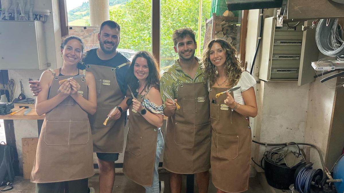 Un grupo de visitantes con sus navajas elaboradas en el taller de Navajas FV.