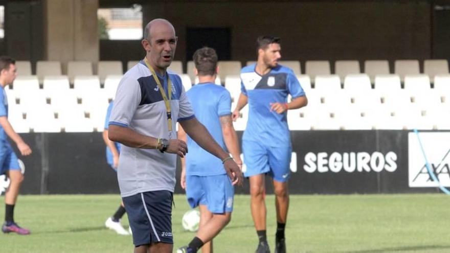 El técnico Alberto Monteagudo durante un entrenamiento del Cartagena.