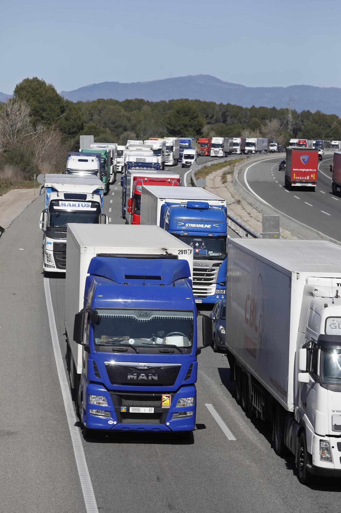 Cues quilomètriques a l'AP-7 a Garrigàs per un nou control policial