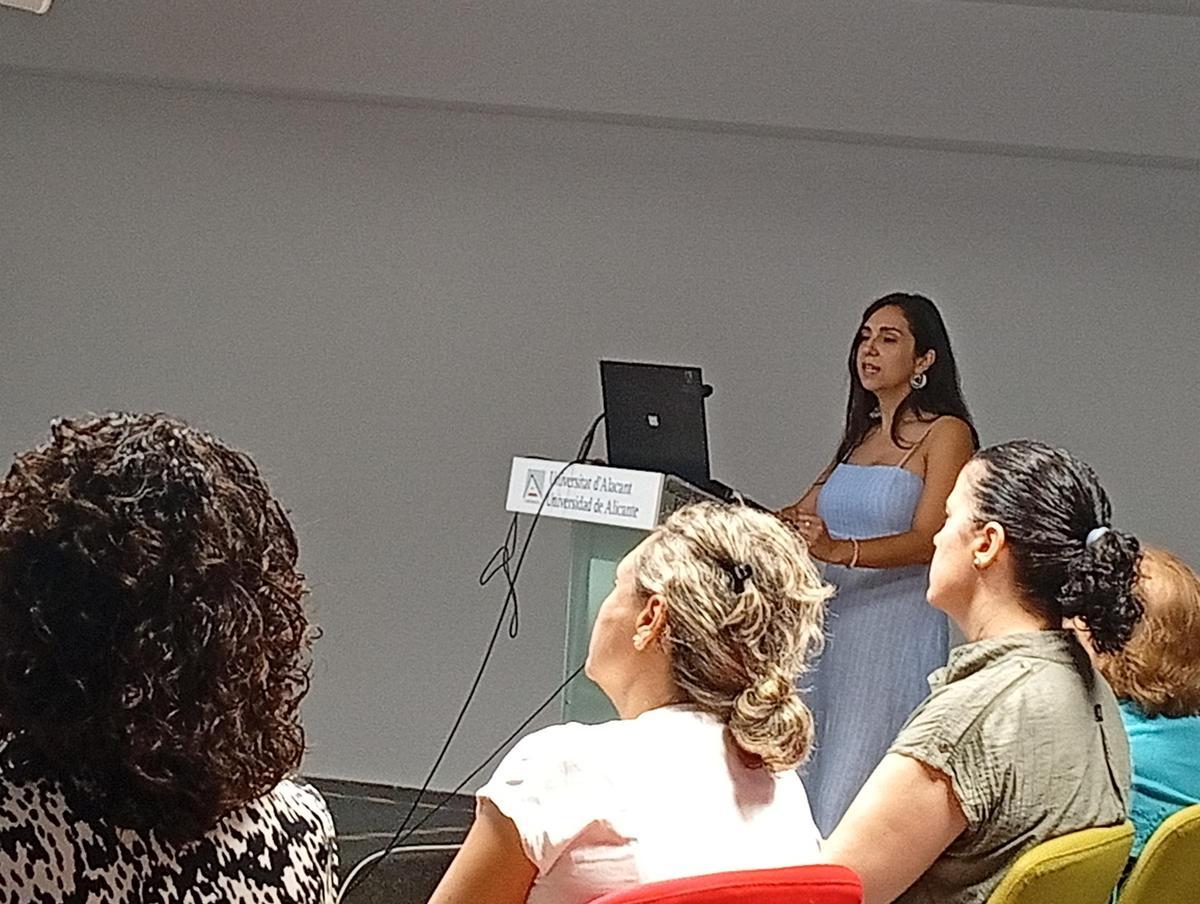 Ana Isabel Sabater durante la exposición de su tesis doctoral.