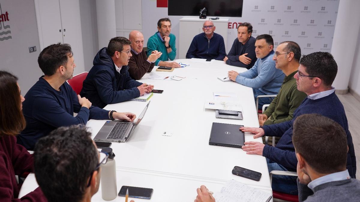 Participantes en la reunión para valorar la marcha de las obras en el IES l'Estació de Ontinyent.