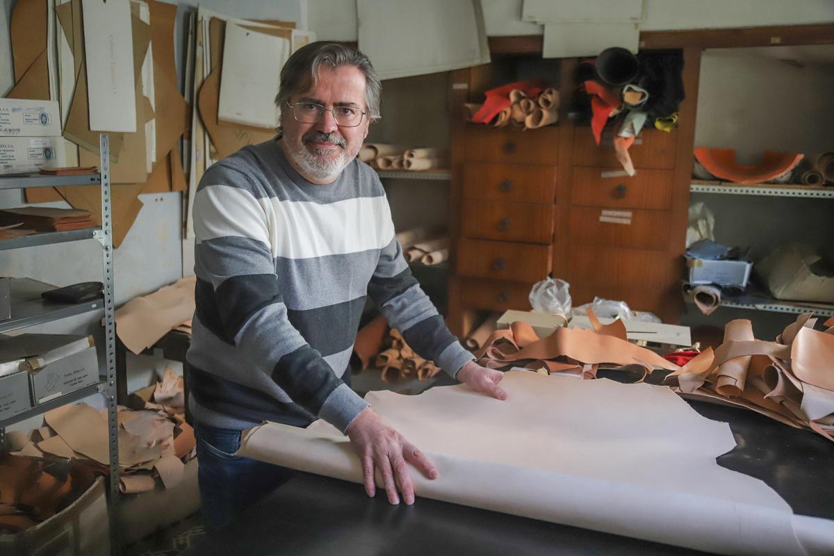 Daniel López-Obrero, artesano del cuero: 