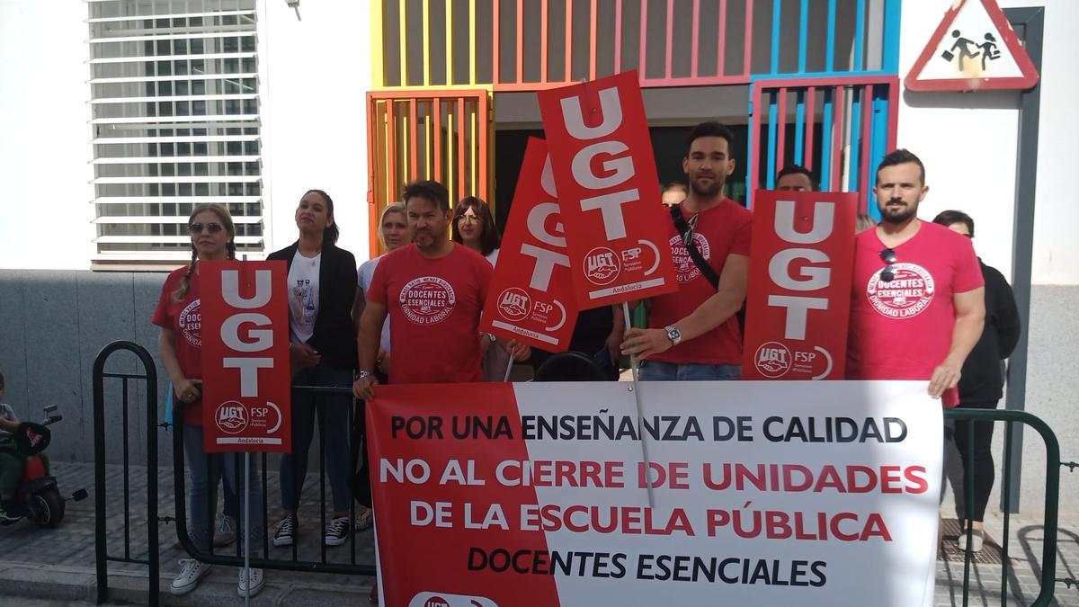 Concentración de UGT en la puerta de un centro docente