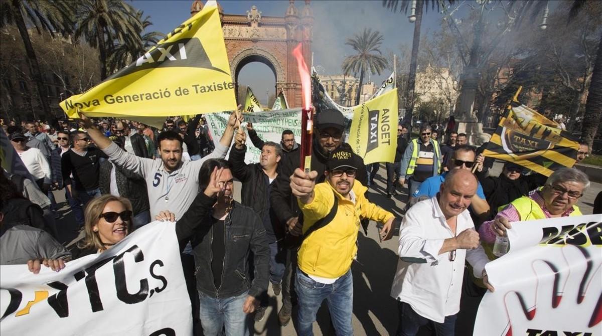 zentauroepp37693506 barcelona 16 03 2017 huelga de taxistas manifestaci n en arc171221184246