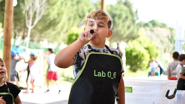 Un infant fent una bombolla de sabó a l'Aigua Lab del Lab 0_6, que s'estrenarà el curs vinent