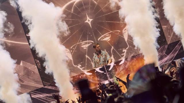 Calvin Harris pinchando en Ushuaïa Ibiza. | TNL