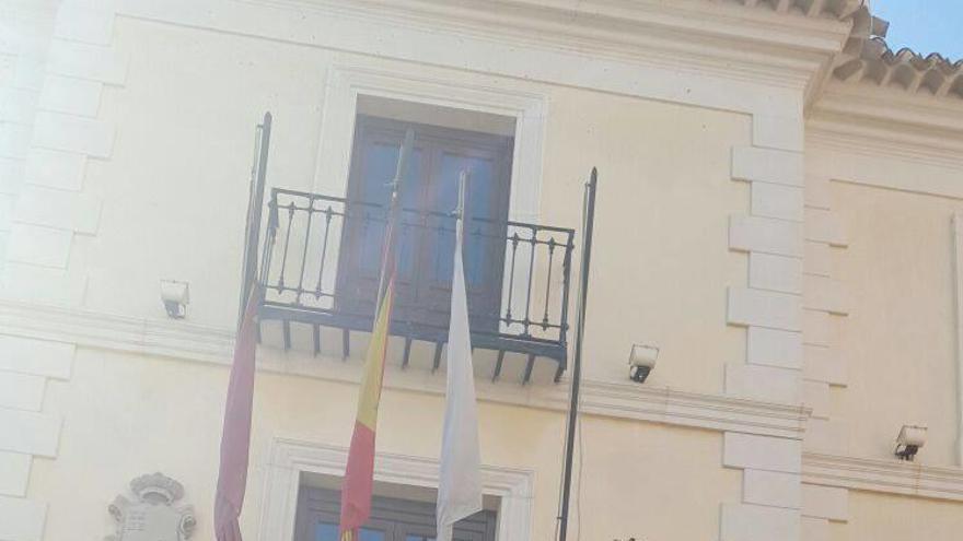 El ayuntamiento de Moratalla luce sin la bandera de la UE.
