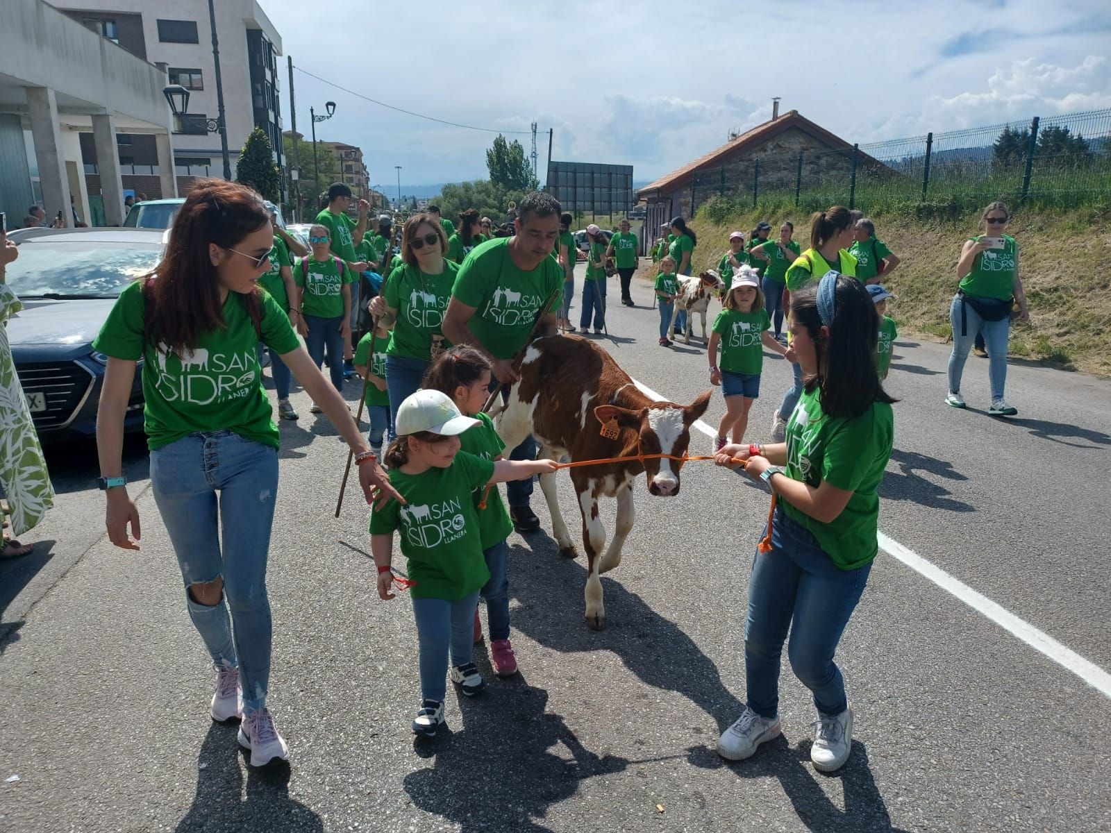 Espectáculo del campo en Llanera: el desfile de San Isidro llena las calles de la mejor tradición ganadera