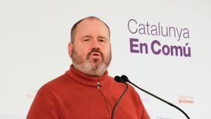 El portavoz de Catalunya en Comú, Joan Mena, en rueda de prensa