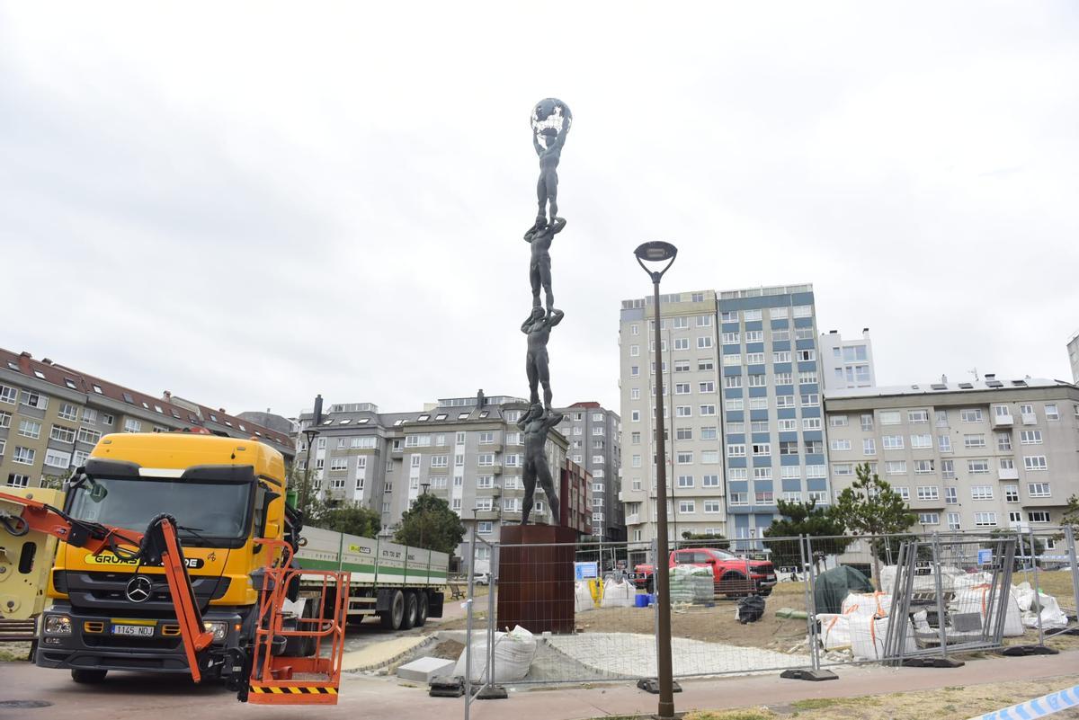 Colocación de la estatua en el parque Carlos Casares